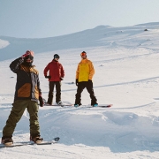 Lezione di snowboard in neve fresca