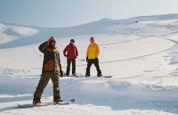 Lezione di snowboard in neve fresca